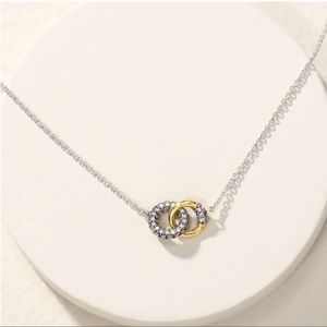 Stella & Dot delicate interlock necklace, EUC.